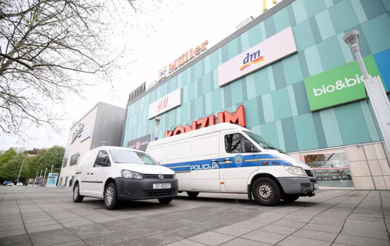18.04.2023., Zagreb - Policija je evakuirala trgovacki centar Avenue Mall zbog dojave o bombi. Photo: Slavko Midzor/PIXSELL