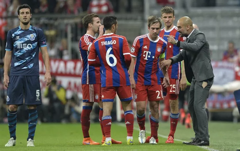 Munich&#8217;s Spanish headcoach Pep Guardiola (R) with ripped trousers gives his players instructions during the UEFA Champions League second-leg quarter-final football match Bayern Munich v FC Porto in Munich, southern Germany on April 21, 2015. AFP PHOTO / CHRISTOF STACHE