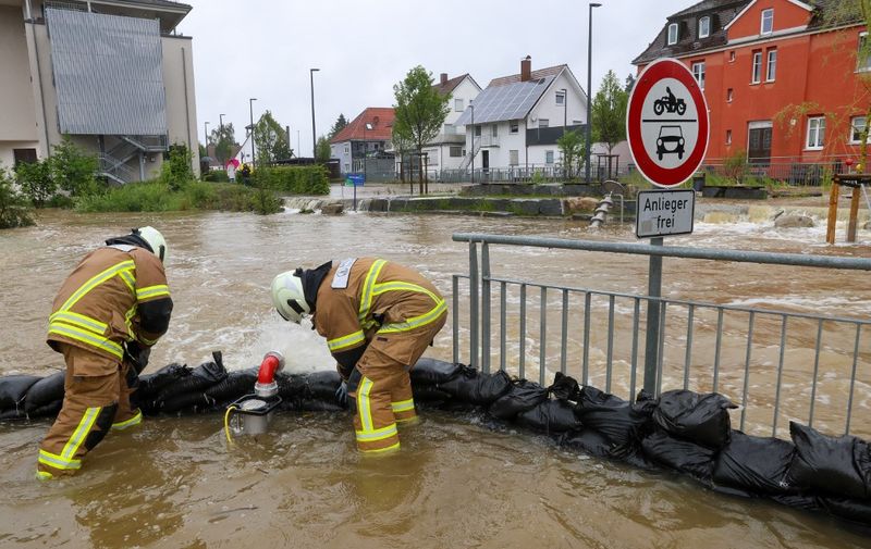dpatop - 01 June 2024, Baden-Württemberg, Ochsenhausen: Firefighters pile up sandbags as a protective wall in Ochsenhausen. The River Rottum has burst its banks and parts of the town center are under water. Photo: Thomas Warnack/dpa (Photo by Thomas Warnack / DPA / dpa Picture-Alliance via AFP)