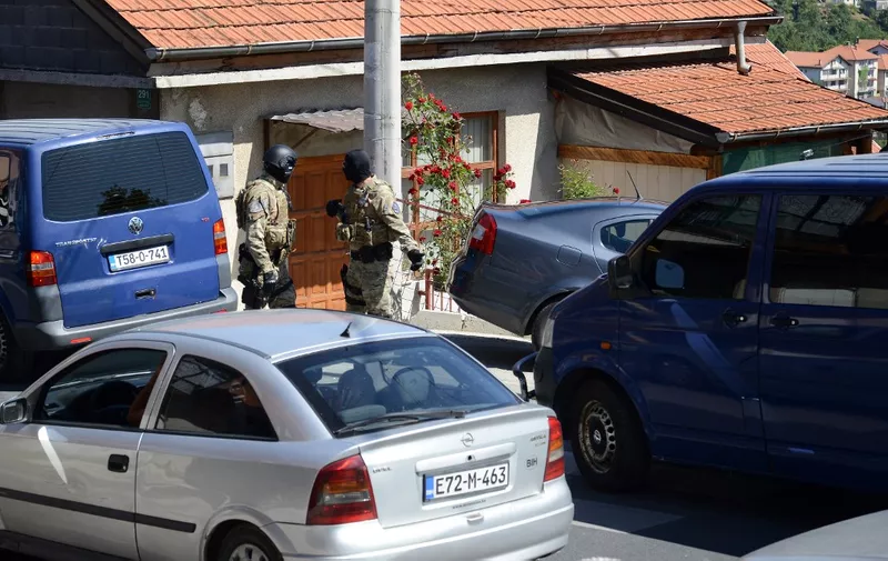 Bosnian Special Police Forces officers secure the perimeter during an arrest operation in Sarajevo, on August 30, 2017. - Bosnian police have arrested one individual, and search the premises for weapons or explosive materials. Bosnian State Prosecutor Office stated that the individual was recently deported from Austria as being related to potential risk of terrorism and connections with persons who returned from wars in Syria and Iraq. (Photo by ELVIS BARUKCIC / AFP)
