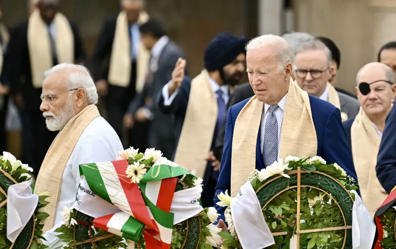India's Prime Minister Narendra Modi (L) and US President Joe Biden along with world leaders arrive to pay respect at the Mahatma Gandhi memorial at Raj Ghat on the sidelines of the G20 summit in New Delhi on September 10, 2023. (Photo by Kenny HOLSTON / POOL / AFP)