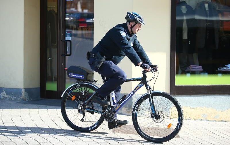 Zagrebački policijski službenik spustio se biciklom Bakačevom ulicom, nakratko zaustavio na glavnom gradskom trgu, te produžio Praškom ulicom uz poprilično zanimanje građana s kojima je pristojno porazgovarao.