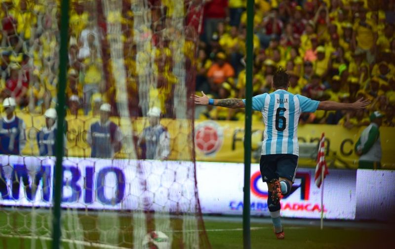 Argentina's Lucas Biglia celebrates after scoring against Colombia during their Russia 2018 FIFA World Cup South American Qualifiers football match, in Barranquilla on November 17, 2015.    AFP PHOTO / LUIS ROBAYO