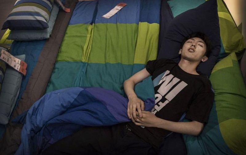 Spavač u kineskoj Ikei (Foto: Twitter)