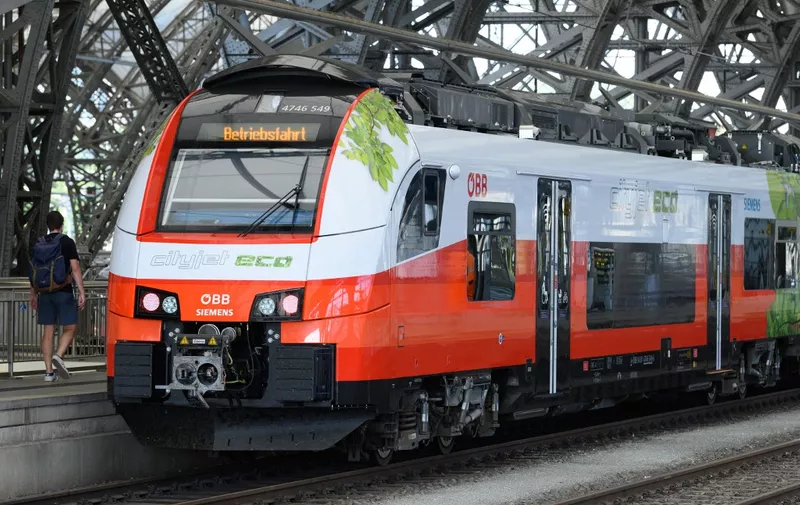 16 September 2020, Saxony, Dresden: A battery-powered railcar of the type Desiro ML from Siemens is standing on a platform during a test run in the main station. The Verkehrsverbund Oberelbe (VVO) is testing new drives for railway lines on which diesel railcars are currently still in use. This line also includes the Dresden - Königsbrück connection on which the Desiro ML ÖBB Cityjet eco railcar performed a test run on the same day. Photo: Sebastian Kahnert/dpa-Zentralbild/dpa (Photo by Sebastian Kahnert / dpa-Zentralbild / dpa Picture-Alliance via AFP)