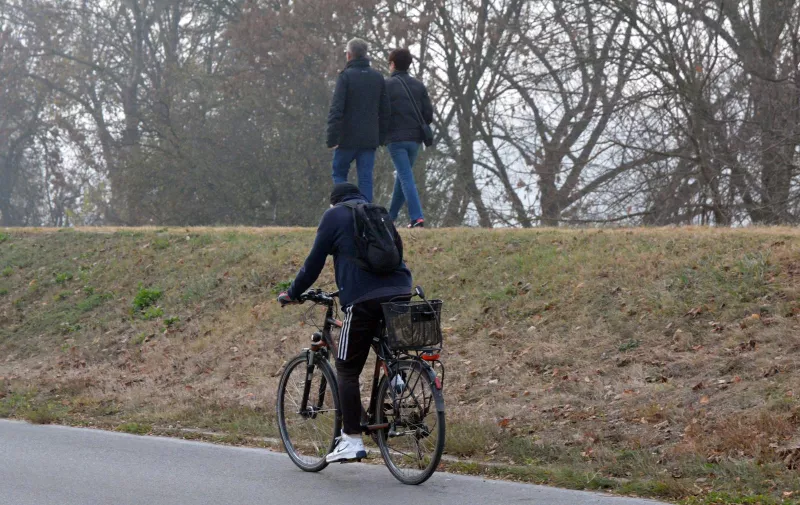 Slavonski Brod: Biciklisti u vožnji gradom 10.11.2018., Slavonski Brod - Biciklisti. rPhoto: Ivica Galovic/PIXSELL
