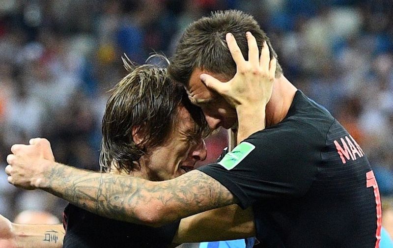 Croatia's midfielder Luka Modric (L) and Croatia's forward Mario Mandzukic celebrate after winning the penalty shoot-out at the end of the Russia 2018 World Cup round of 16 football match between Croatia and Denmark at the Nizhny Novgorod Stadium in Nizhny Novgorod on July 1, 2018. / AFP PHOTO / Johannes EISELE / RESTRICTED TO EDITORIAL USE - NO MOBILE PUSH ALERTS/DOWNLOADS