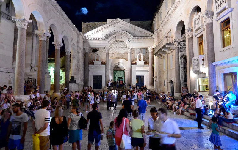 24.8.2015., Split - Nocni motivi grada Splita koji je jos uvijek pun turista a grad zivi punim plucima. rPhoto: Marko Prpic/PIXSELL