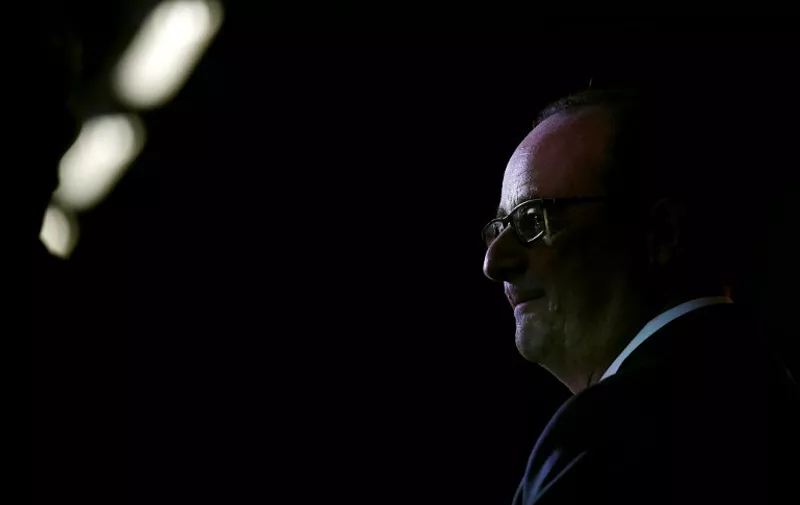 French President Francois Hollande gives a speech after visiting the logistics center of French online shoe retailer Sarenza in Reau, near Paris, on October 10, 2016. / AFP PHOTO / POOL / Yoan VALAT