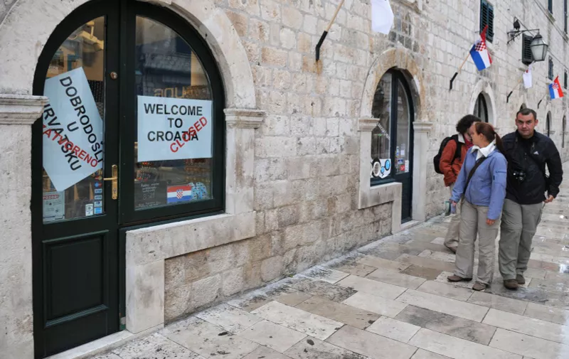 01.05.2009., Dubrovnik - Stradun. Vlasnici suvenirnica i ostalih ducana na stradunu na svoj su nacin izrazili negodovanje zbog zakona koji zabranjuje rad nedjeljom i blagdanima.rPhoto: Grgo Jelavic/24sata
