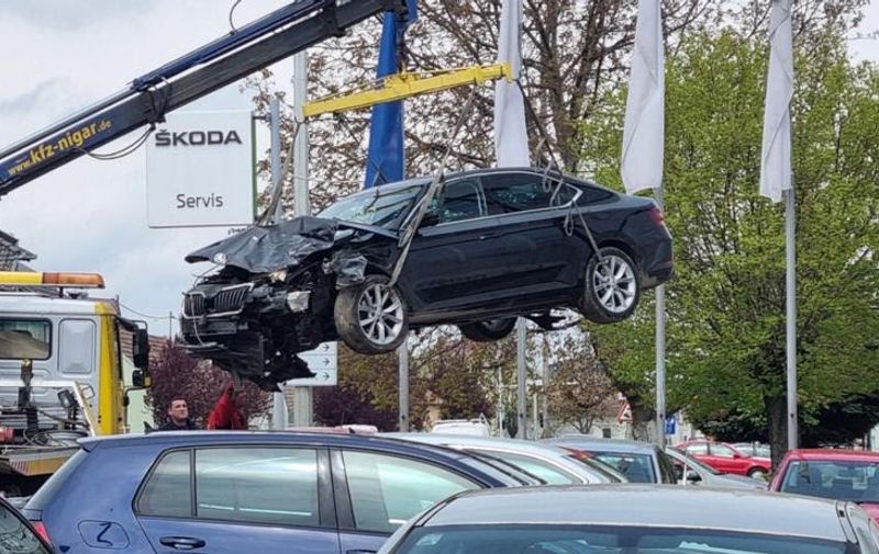 Razbijeni službeni automobil u vlasništvu Vukovarsko-srijemske županije