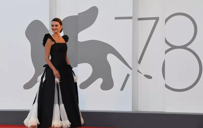 Penelope Cruz arrives for the opening ceremony and the screening of the film "Madres Paralelas" (Parallel Mothers) on the opening day of the 78th Venice Film Festival, on September 1, 2021 at Venice Lido. (Photo by Filippo MONTEFORTE / AFP)
