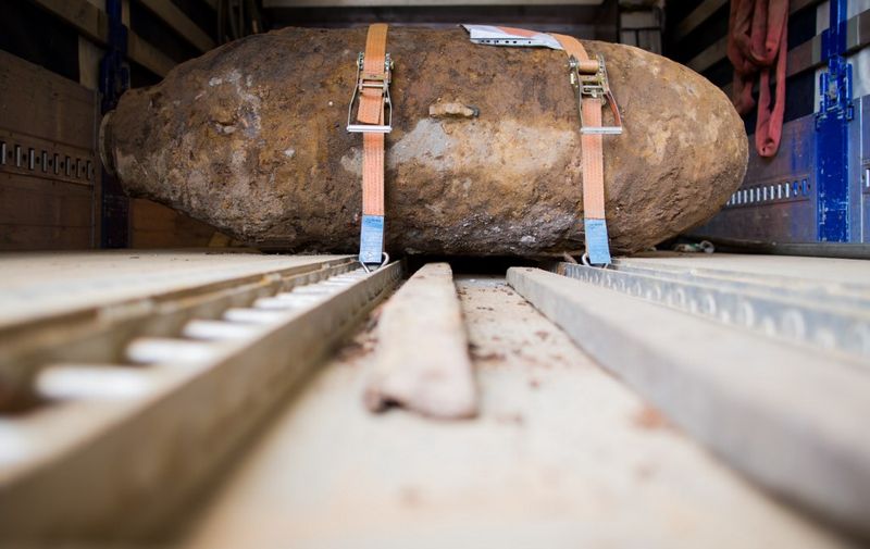Disarmed World War II bomb is pictured on the platform of a truck near Muehlheim Bridge in Cologne, western Germany, on May 27, 2015. German authorities evacuated around 20,000 people from their homes in the western city of Cologne till the World War II bomb was disarmed on the afternoon of May 27, 2015. AFP PHOTO / DPA / ROLF VENNENBERND +++ GERMANY OUT (Photo by ROLF VENNENBERND / DPA / AFP)