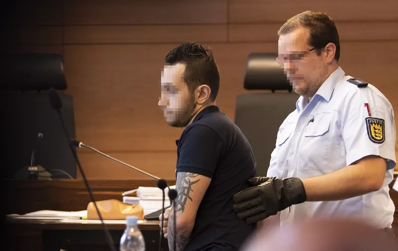 Main defandant Ahmed Al H (L) is brought to the courtroom as he arrives for his trial at the juvenile chamber of the district court in Freiburg, southern Germany, on June 26, 2019. - A gang of eleven young men - eight Syrians, an Iraqi, an Algerian and a German - are accused of raping an 18-years old girl after making her defenceless by giving her drugs. (Photo by THOMAS KIENZLE / AFP) / GERMAN COURT REQUESTS THAT THE FACE OF THE DEFENDANT MUST BE MADE UNRECOGNISABLE