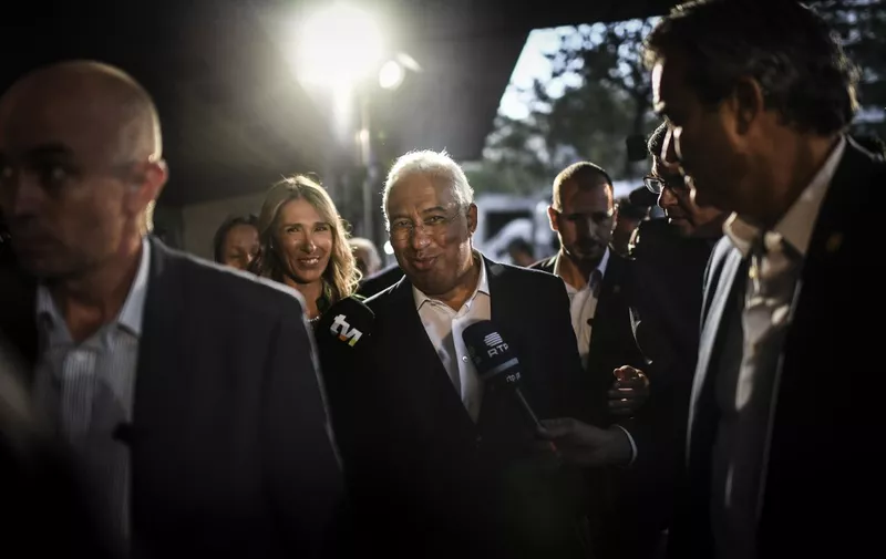 Socialist party candidate and Portuguese outgoing Prime Minister Antonio Costa (C) arrives at Altis hotel in Lisbon on October 6, 2019, during the Portuguese General Election. - Portugal voted today with Prime Minister Antonio Costa's Socialists tipped to win a second straight term after presiding over a period of solid economic growth following years of austerity. (Photo by PATRICIA DE MELO MOREIRA / AFP)