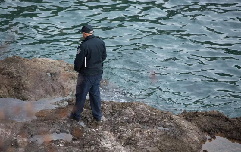 06.12.2015., Rijeka - U moru uz plazu kod Bivia pronadjeno je mrtvo tijelo zenske osobe.
Photo: Nel Pavletic/PIXSELL