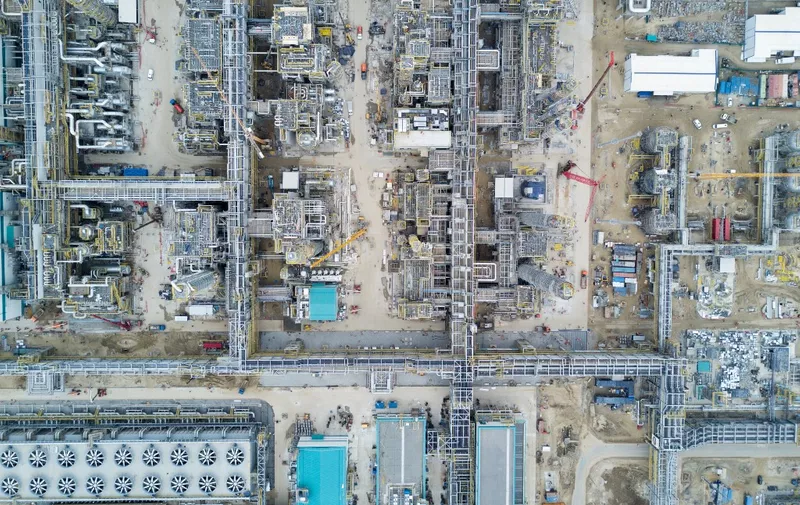 This aerial view taken on October 4, 2018, shows the construction site of Russia's petrochemical holding Sibur's ZapSibNefteKhim plant on the outskirts of Tobolsk. - At the heart of Russia's Siberia, the country's number one petrochemical company Sibur is building a giant facility, testament to its global ambitions and sights on the China market ahead of a record IPO. Over 2,000 kilometres east of Moscow, Tobolsk is the old Siberian capital famous for a notorious jail that once housed Fyodor Dostoyevsky. The town's 17th century fortress overlooks the powerful Irtysh river and streets with historic architecture. Now the city of less than 100,000 people is also getting what will be one of Russia's biggest petrochemical complexes, a multibillion dollar plan by privately-owned Sibur to turn crude from nearby West Siberian fields into polymer granules used to make plastic products. (Photo by Andrey BORODULIN / AFP)