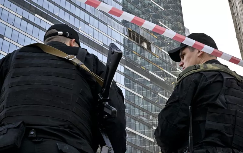Police officers block off an area around a damaged office block of the Moscow International Business Center (Moskva City) following a reported drone attack in Moscow on August 1, 2023. A Ukrainian drone downed by Russia on August 1 struck a Moscow office tower that was also hit over the weekend, as multiple other drones were downed, Russian officials said. "Several drones were shot down by air defence systems while trying to fly to Moscow. One (drone) flew into the same tower in (Moscow) City as last time. The facade on the 21st floor was damaged," Moscow mayor Sergei Sobyanin said on Telegram. "There is no information on casualties," he said, adding that emergency services were on the scene. On July 30, Russia said it had downed Ukrainian drones targeting the capital in an attack that damaged two office towers in Moscow-City, a commercial development. (Photo by Alexander NEMENOV / AFP)