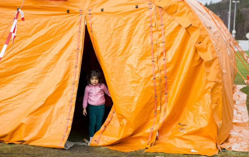 A girl looks out a the temporary reception center for refugees at Storskog border station near Kirkenes in northern Norway at the Norway-Russia border on October 13, 2015. So far this year there have been 1200 migrants and refugees crossing the border between Norway and Russia at Storskog border station.    AFP PHOTO / NTB SCANPIX  /  TORE MEEK   +++ NORWAY OUT +++