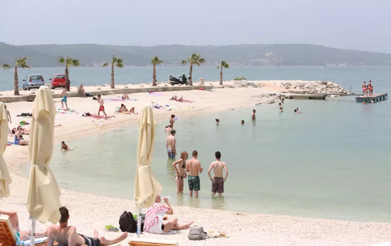 17.06.2016., Split - Turisti potrazili osvjezenje od vrucine na plazi Kasuni. rPhoto: Miranda Cikotic/PIXSELL