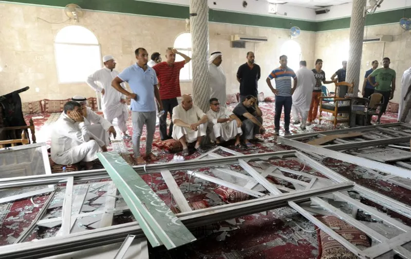 Saudi men gather around debris following a blast inside a mosque, in the mainly Shiite Saudi Gulf coastal town of Qatif, 400 kms east of Riyadh, on May 22, 2015. A suicide bomber targeted a Shiite mosque during Friday prayers in Kudeih in Shiite-majority Qatif district, the interior ministry said, with activists saying at least four worshippers were killed. AFP PHOTO / HUSEIN RADWAN