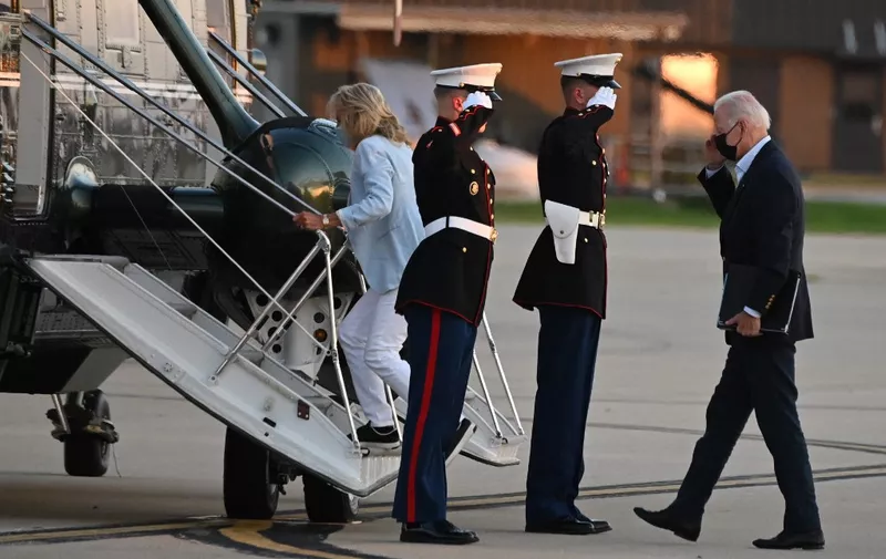 US President Joe Biden and First Lady Jill Biden (L) board Marine One at Delaware Air National Guard in New Castle, Delaware, on September 6, 2021, as they return to Washington, DC. (Photo by Jim WATSON / AFP)