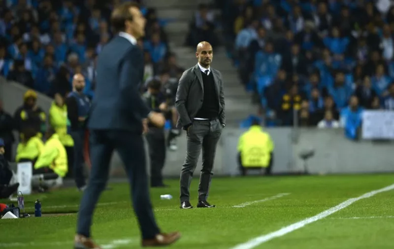 Bayern Munich&#8217;s Spanish head coach Pep Guardiola (C) stands on the sidelines during the UEFA Champions League quarter final football match FC Porto vs FC Bayern Munich at the at the Dragao stadium in Porto on April 15, 2015. AFP PHOTO / MIGUEL RIOPA