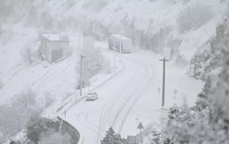 Snijeg na Jadranskoj magistrali između Piska i Brela