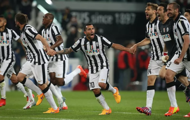 Juventus' Argentinian forward Alberto Carlos Tevez (C) who scored, celebrates with teammates after their victory 3-2 after the Italian Serie A  football match Juventus Vs Fiorentina on April 29, 2015 at the "Juventus Stadium" in Turin.  AFP PHOTO / MARCO BERTORELLO