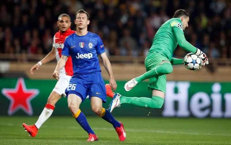 Monaco&#8217;s Croatian goalkeeper Danijel Subasic (R) grabs the ball ahead of Juventus&#8217; defender from Switzerland Stephan Lichtsteiner (L) during the UEFA Champions League quarter final second leg football match AS Monaco vs Juventus FC on April 22, 2015 at the Louis II Stadium in Monaco. AFP PHOTO /
