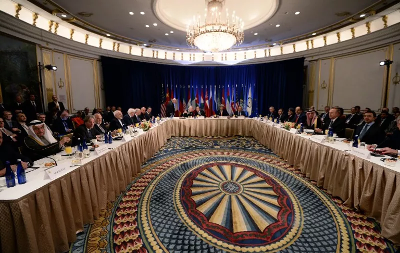 US Secretary of State John Kerry, United Nations secretary general Ban Ki-moon and Russian foreign minister Sergey Lavrov (C) along with other ministers and delegates start a meeting on Syria in New York on December 18, 2015 / AFP / POOL / JEWEL SAMAD