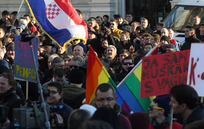 12.01.2013., Zagreb - Pripadnici udruzenja Zagreb Pride najavili su okupljanje pred zagrebackom katedralom pod nazivom "Ljubi bliznjega svog". Pred katedralom su se oko 14h okupili gradjani koji prosvjeduju protiv skupa kojeg su najavili LGBT osobe. rPhoto: Boris Scitar/VLM/PIXSELL