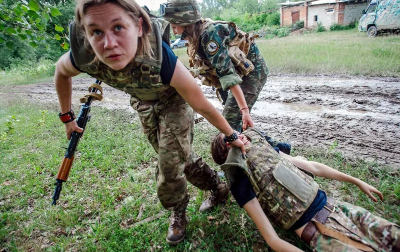 Fighters from a Female Unit of far-right Ukrainian party, Right Sector, take part in military exercises and training near the small western Ukrainian city of Khust, some 100 kms from Uzhgorod, in the Transcarpathia region on June 27, 2015.  AFP PHOTO/ OLEXANDER ZOBIN (Photo by OLEXANDER ZOBIN / AFP)