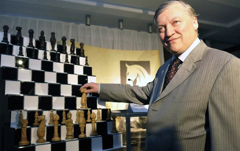 Russian chess Grand Master Anatoli Karpov plays simultaneously with  Slovakian and Czech top managers in Bratislava`s Central Passage on October 10, 2008 during his two-day visit in Bratislava. AFP PHOTO/Samuel Kubani (Photo by SAMUEL KUBANI / AFP)