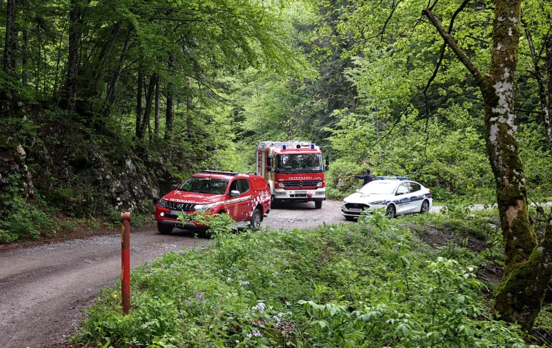 21.05.2023., Modrus - Istrazitelji odlaze s mjesta nesrece nakon zavrsenog ocevida na mjestu pada aviona na Maloj Kapeli. Photo: Boris Scitar/PIXSELL