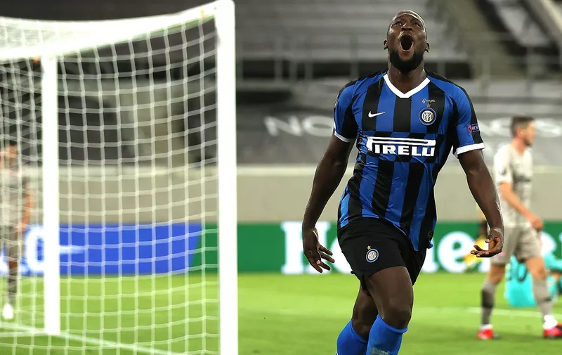 DUESSELDORF, GERMANY - AUGUST 17: Romelu Lukaku of Inter Milan celebrates after scoring his team's fifth goal during the UEFA Europa League Semi Final between Internazionale and Shakhtar Donetsk at Merkur Spiel-Arena on August 17, 2020 in Duesseldorf, Germany. (Photo by Lars Baron/Getty Images)