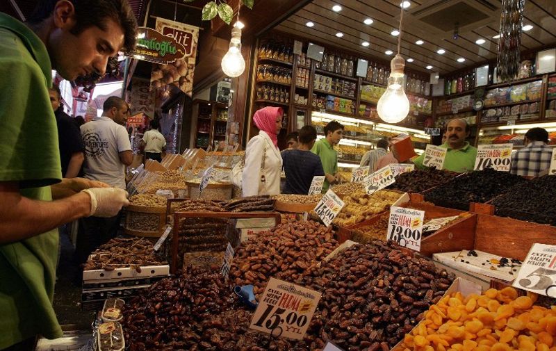People shop at the Eminonu market in Istanbul 17 Septembre 2007 during the holy month of Ramadan. Muslims around the world, are observing the holy month of Ramadan -- a month of fasting and spiritual purity during which they refrain from eating, drinking or sex from dawn until dusk.  PHOTO AFP Hocine Zaourar / AFP / HOCINE ZAOURAR
