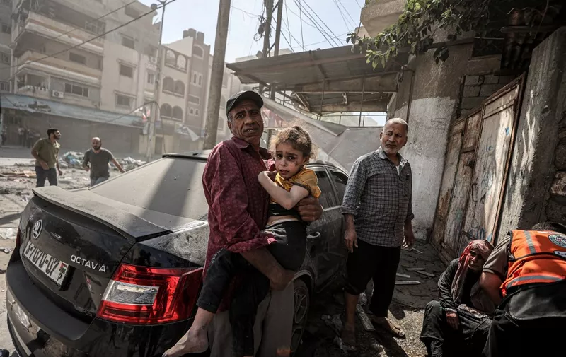 GAZA CITY, GAZA - OCTOBER 15: Palestinians escape after Israeli airstrikes on their homes in Gaza City, Gaza on October 15, 2023. Ali Jadallah / Anadolu (Photo by Ali Jadallah / ANADOLU / Anadolu via AFP)