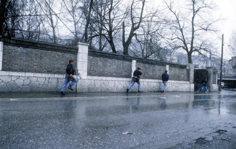 Guerre de Bosnie-Herzégovine. Combattants dans les rues de Sarajevo aux premiers jours du conflit entre Serbes et Bosniaques. Avril 1992.     FDM-2873-17 (Photo by © Françoise De Mulder / Roger-Vi / Roger-Viollet via AFP)