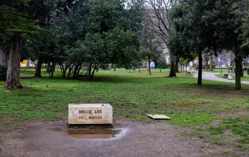 03.03.2024., Mostar - Iz gradskog parka Zrinjevac nestao kip Bruce Leeja.  Pored kamena na kojem je stajao kip, nalazi se drvena ploca na koju su stavljeni plasticni kotaci. Photo: Denis Kapetanovic/PIXSELL