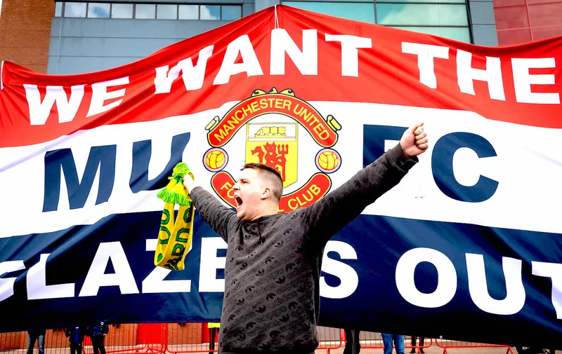 May 2, 2021, Manchester, United Kingdom: A football fan chants slogans in front of a banner before a protest against the Glazer s ownership of Manchester United. Manchester United Kingdom - ZUMAs197 20210502_zaa_s197_011 Copyright: xAndyxBartonx