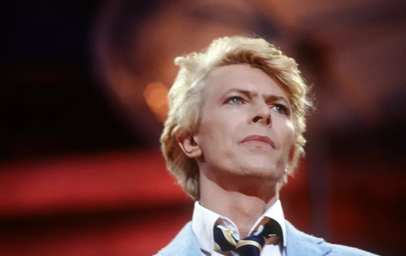 Photo prise, le 09 juin 1983, du chanteur, musicien, peintre, cinéaste, acteur, David Bowie, lors de son second spectacle sur la pelouse du champs de course d'Auteuil. David Bowie, a été acclamé par des milliers de fans.
FILM     AFP PHOTO (Photo by PHILIPPE WOJAZER / AFP)