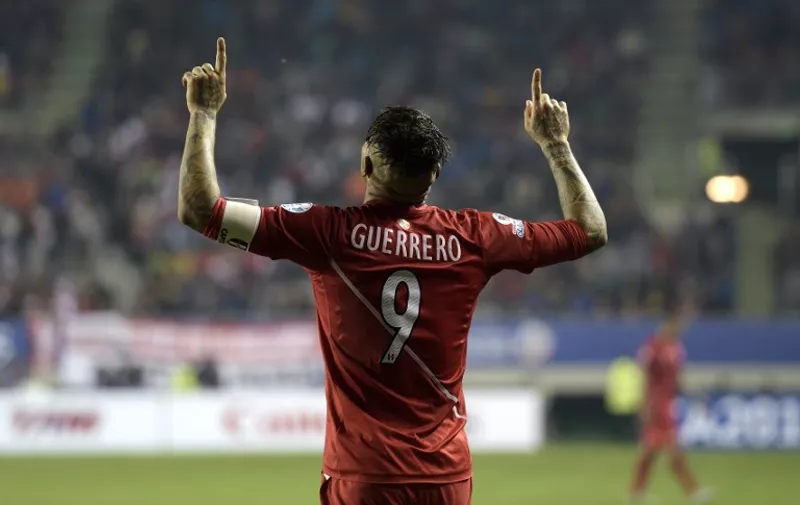 Peru's forward Paolo Guerrero celebrates after scoring against Bolivia during their 2015 Copa America football championship quarter-final match, in Temuco, Chile, on June 25, 2015.  AFP PHOTO / JUAN MABROMATA