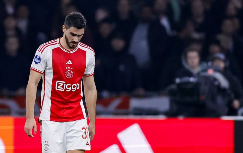 Josip Šutalo - Trung Vệ Croatia Mang Lại Sự Ổn Định Xuất Sắc