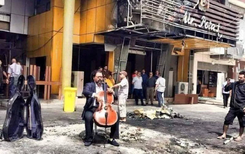 Došao je, izvadio violončelo i počeo svirati