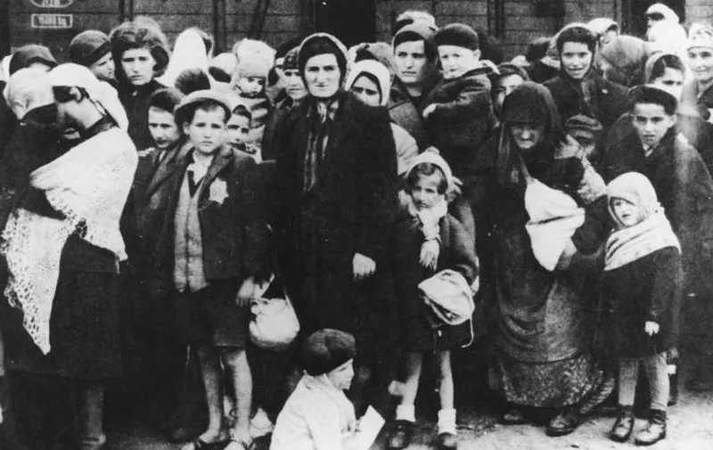 ADN-ZB
Das faschistische Konzentrationslager Auschwitz
Eine Gruppe Juden aus Ungarn nach der Ankunft in Auschwitz im Sommer 1944.