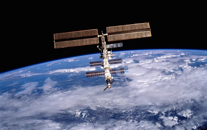 Međunarodna svemirska postaja (ISS) proslavila je ovaj tjedan svoj devedeseti rođendan, točnije, dva desetljeća od lansiranja njenog prvog modula u orbitu Zemlje. Od studenog 2000. godine, kada su NASA-in astronaut Bill Shepherd i ruski kozmonauti Sergei Krikalev i Yuri Gidzenko postali prvi ljudi koji su dulje vrijeme boravili na ISS-u, više od 230 različitih ljudi posjetilo je 150 milijardi dolara vrijednu svemirsku stanicu.