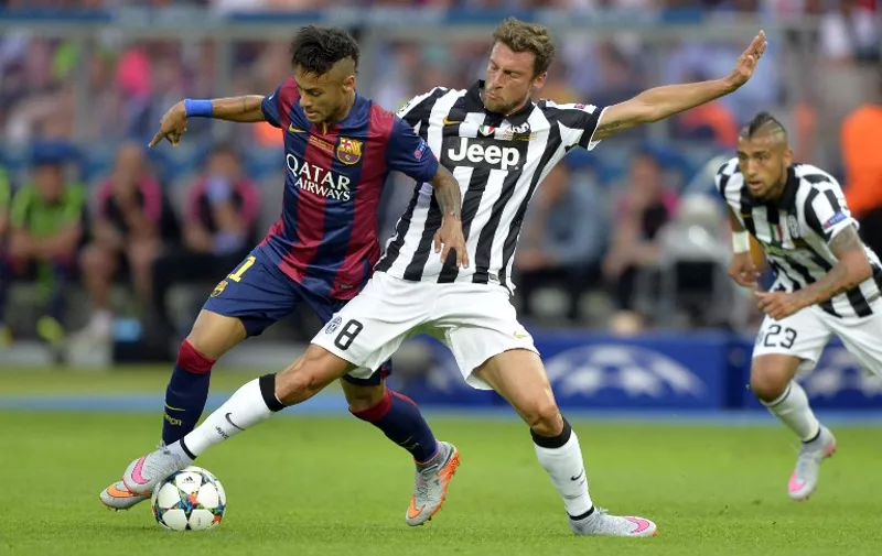Barcelona's Brazilian forward Neymar da Silva Santos Junior (L) and Juventus' midfielder Claudio Marchisio vie for the ball during the UEFA Champions League Final football match between Juventus and FC Barcelona at the Olympic Stadium in Berlin on June 6, 2015.     AFP PHOTO / OLIVER LANG