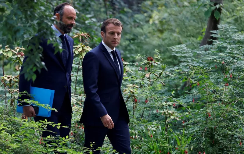 French President Emmanuel Macron (R) and French Prime Minister Edouard Philippe arrive for a meeting with members of the Citizens' Convention on Climate (CCC) to discuss over environment proposals at the Elysee Palace in Paris on June 29, 2020. - Fance's Greens on June 29, 2020, urged President Emmanuel Macron to prioritise the environment as they savoured big wins in municipal elections, seen by many as a rebuke of the centrist leader's top-down governing style during his first three years in office. (Photo by CHRISTIAN HARTMANN / POOL / AFP)
