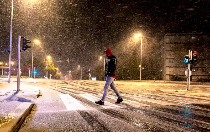 06.04.2021., Split - Jak snijeg pada u Splitu i okolici. Zabijelili su se automobili i zelene povrsine."nPhoto: Miroslav Lelas/PIXSELL